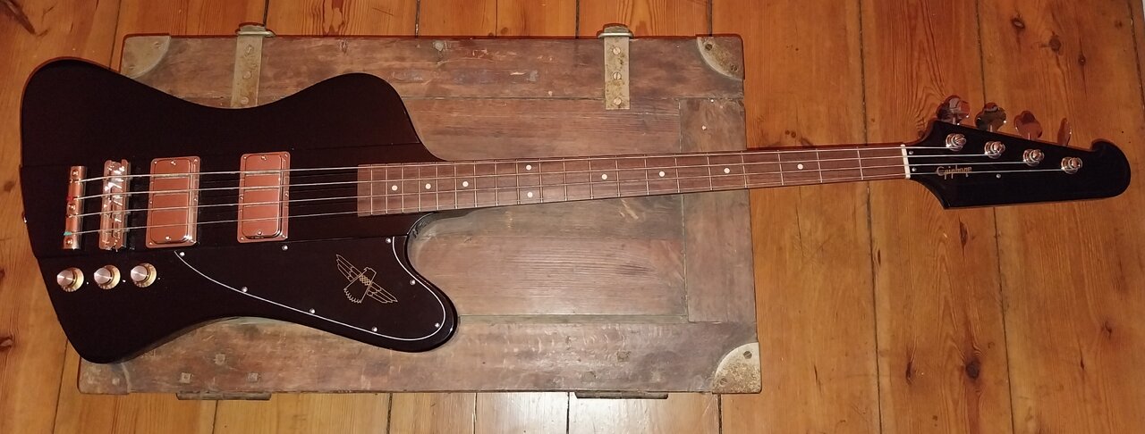 Epiphone Thunderbird 60's Bass Ebony.jpg