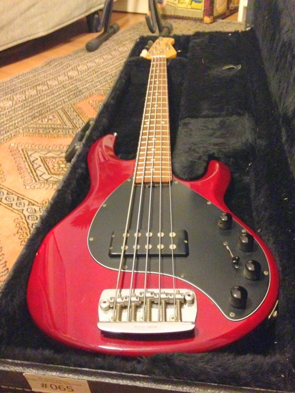 Ernie Ball Music Man Stingray 5-011.JPG