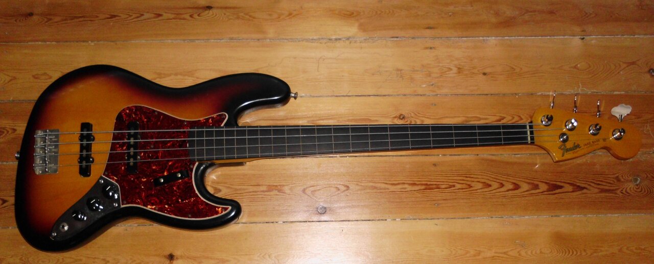 Fender 62 AV Jazz Bass FL.JPG