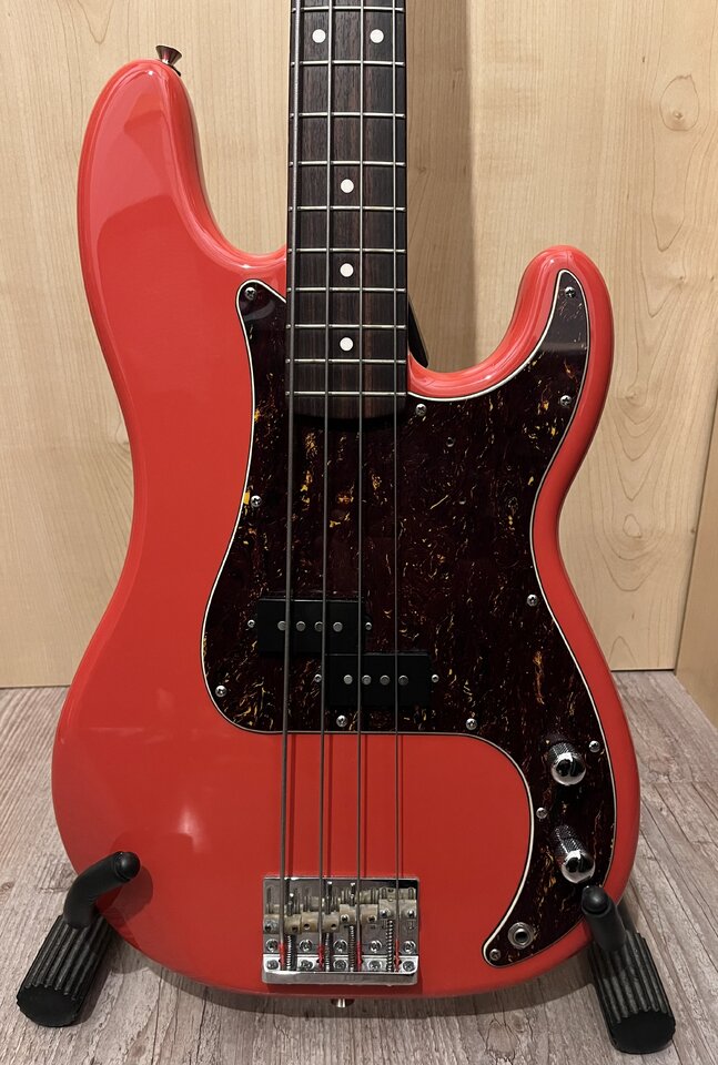 Squier classic vibe 60s deals precision bass fiesta red