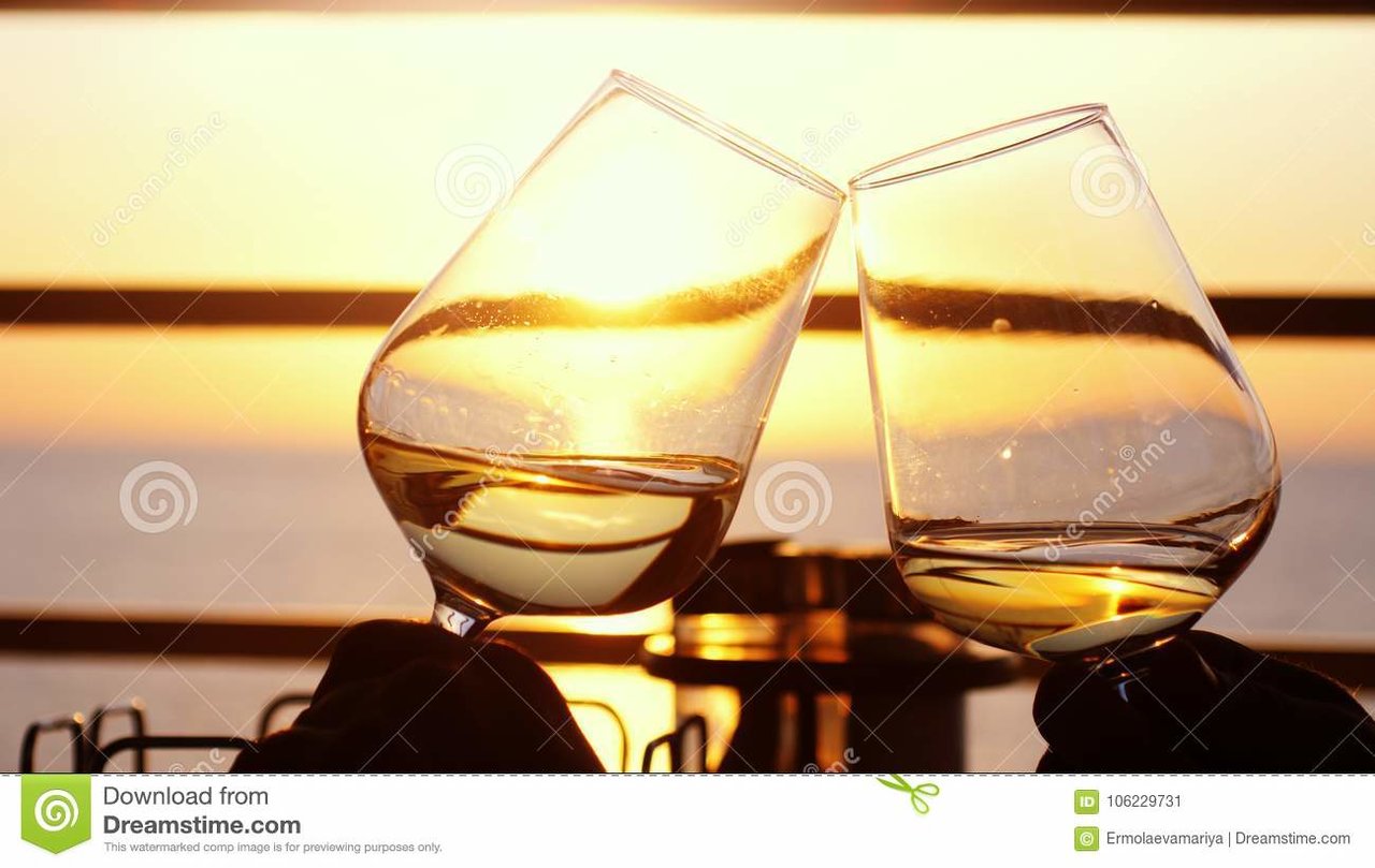 leute-die-das-glas-wein-einen-toast-über-sonnenuntergang-machend-halten-freunde-weißwein-röste...jpg