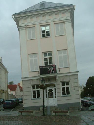 schiefes haus www.jpg