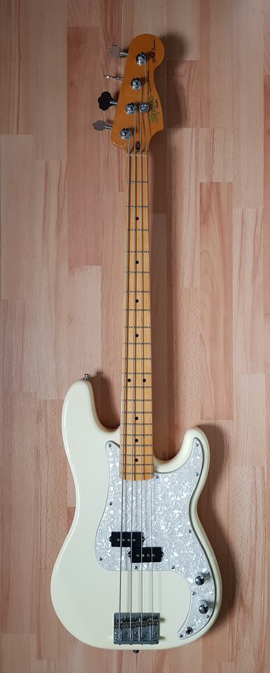 Squier Matt Freeman Preci.jpg