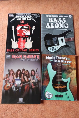 Verkauft! 4 Bass Bücher - (Maiden) - Metallica - (Bass Along - Arianne Cap Music Theory)