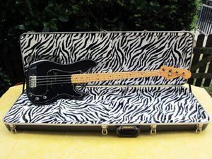 FenderPrecisionBlackCaseOpen_zpscb02a59d.jpg