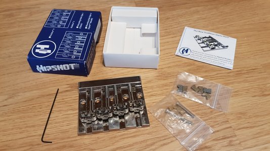 RESERVIERT: Hipshot KickAss Bass Bridge 4 Saiter, nickel