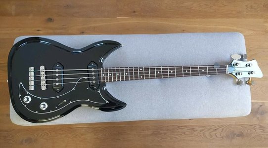 Godin Dorchester Bass Shortscale Made in Canada