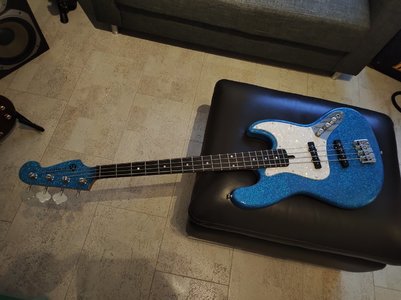 Elwood 4 Saiter Coustom Bass