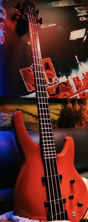 Status Bass 4-Saiter, Aktiv, durchg. Carbonhals, Rare, Cherry Red Sunburst, neuwertig!