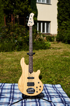 Lakland 44-14 (USA) -- J-MM Pickup Configuration