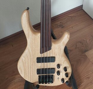 Cort B4FL Plus AS Fretless