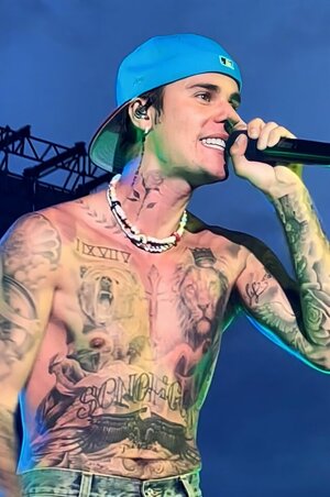 1200px-Justin-Bieber.jpg