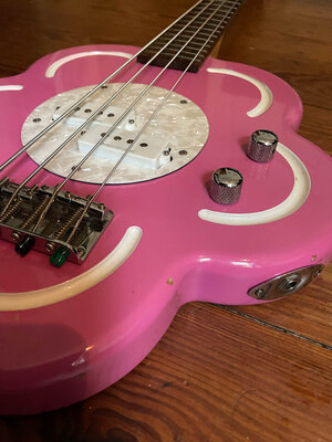 Daisy rock deals flower bass