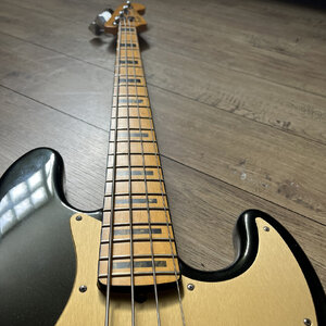 FENDER American Ultra Jazz Bass®, Maple Fingerboard, Texas Tea