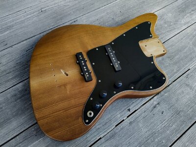 Jaguar Body / geölt, geröstete Erle / Pickguard + Potiknöpfe / 34"