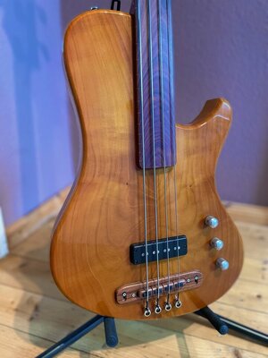 Tausche / Verkaufe Kristall Room II 4 Saiter fretless, Cherry Body