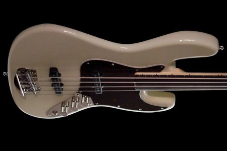 Vincent-Metropol-Fretless-White-B-Stock-4-1024x683.jpg