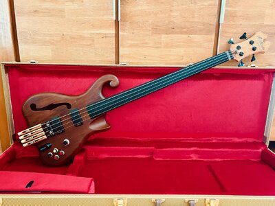 Atlansia Victoria 4 Fretless mit Vibrato / Tremolosystem