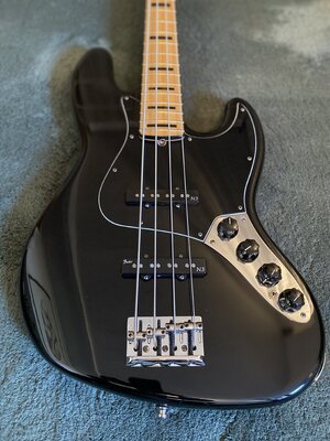 WD Handcrafted Custom Pickquard für Fender American Deluxe 21 Fret Jazz Bass, 3PLY, schwarz