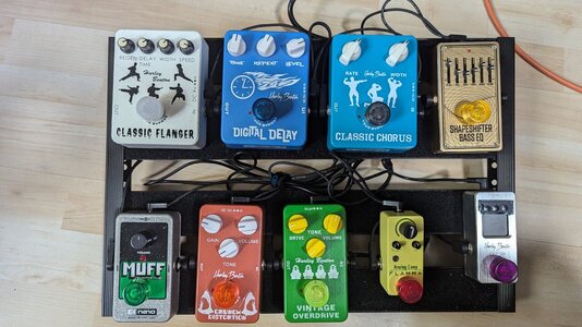 Bestücktes Pedalboard