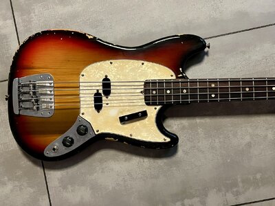 Early 1973 Fender Mustang Bass sunburst *all original, real vintage*