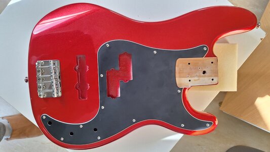 Squier PJ Korpus Metallic Red