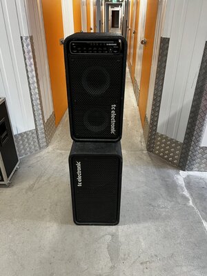 T.C. Stack, Basscombo RH450 210 mit Fussschalter und Cabinet TC212 mit Horn.