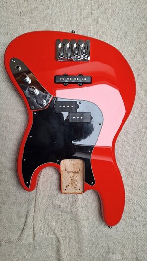 VERKAUFT: Warmoth Swamp Ash Jazz Body, Fiesta Red, P/J Nordstrand Tonabnehmer