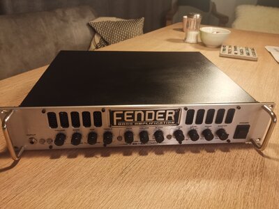 Fender TB-600 mit zugehörigem Fußschalter