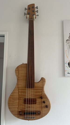 Kristall Room 5 fretless