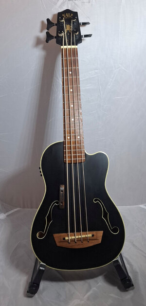 Kala U-Bass Journeyman (Schwarz) mit Metallsaiten + Hardcase