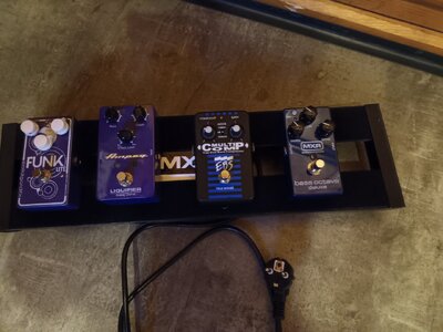 Pedalboard mit Stromversorgung und Effekte