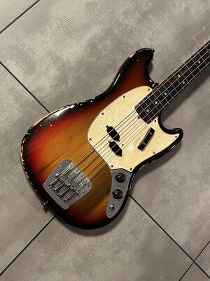 Early 1973 Fender Mustang Bass sunburst *all original, real vintage*