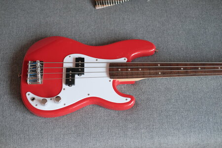 fretless Squier Mini P Bass Dakota Red