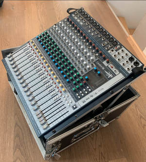 Mischpult Soundcraft Signature 16 im L-Rack