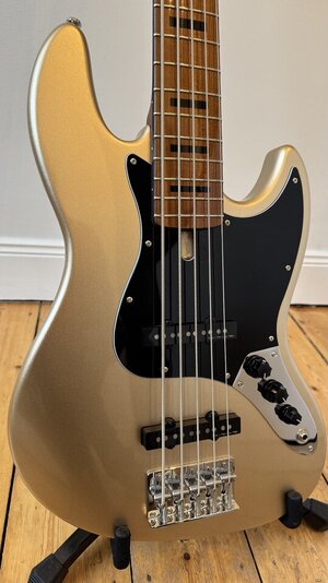 Preisupdate! Sire Marcus Miller V5 5-Saiter in Champagne Gold Metallic