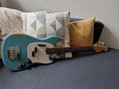 NEUWERTIG - Fender Justin Meldal-Johnsen Road Worn Mustang Bass Faded Daphne Blue - SUPER LEICHT