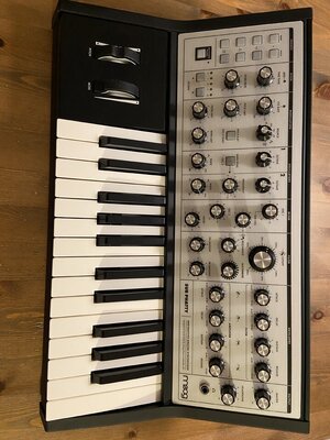 Moog Sub Phatty - Moog Gig Bag - K&M Ständer