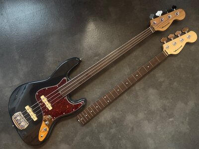 Vincent Metropol 4 m. 2 Hälsen (fretless+fretted)