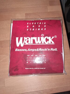 3er Packung v. Warwick roundwound nickle bass red strings