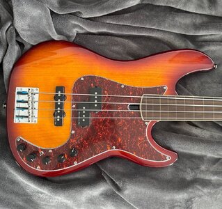 Sire P7 Marcus Miller fretless