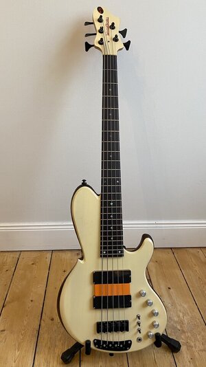 Wood & Tronics Custom 5 String Bass mit neuen Fodera Saiten 33''