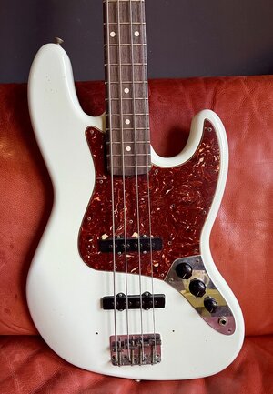 Fender 64 Jazz Bass Relic CS mit Abigail Ybarra Pickups