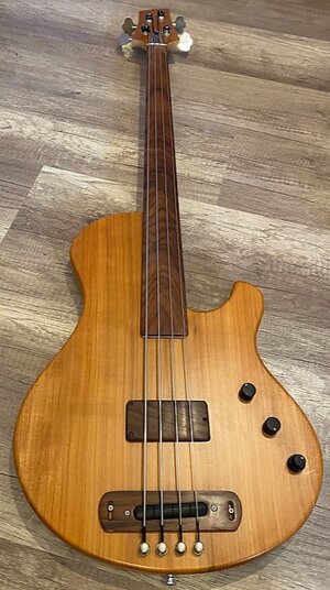 Suche: Kristall Room Bass 4 fretless with lines