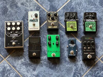 Div. Effekte: EHX Freeze, Pitchblack X, Schalltechnik Paranoia u. Pumpernickel, TC Spectracomp