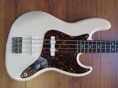 Suche preiswerten Jazzbass Squier, Sire, Vintage oder ähnliche