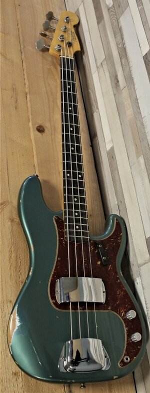 Suche: Fender Custom Shop relic Precision Sherwood green