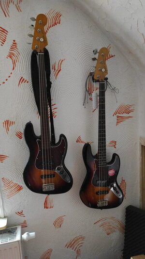 Graphite neck Jazz Bass