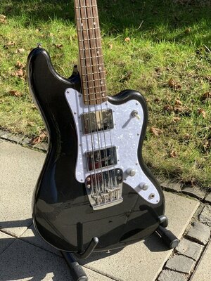 Squier Rascal Schwarz Short Scale Bass Paranormal Series Black