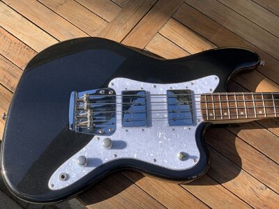 Squier Rascal Black 002.jpg